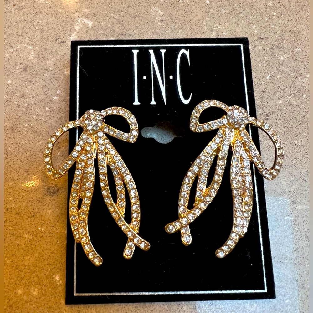 NWT sparkly bow earrings - pierced ears. Add pizzaz to your look! Party/holiday!